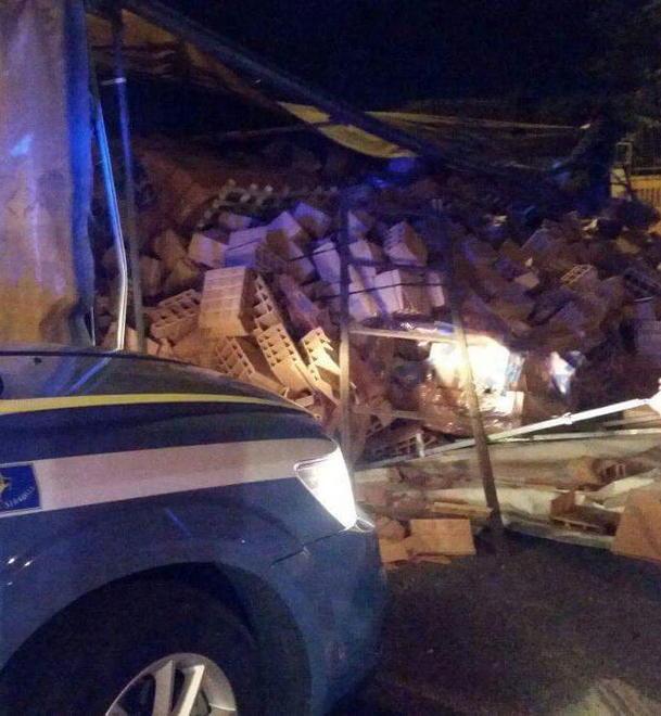 Camion carico di mattoni si rovescia alla rotatoria 