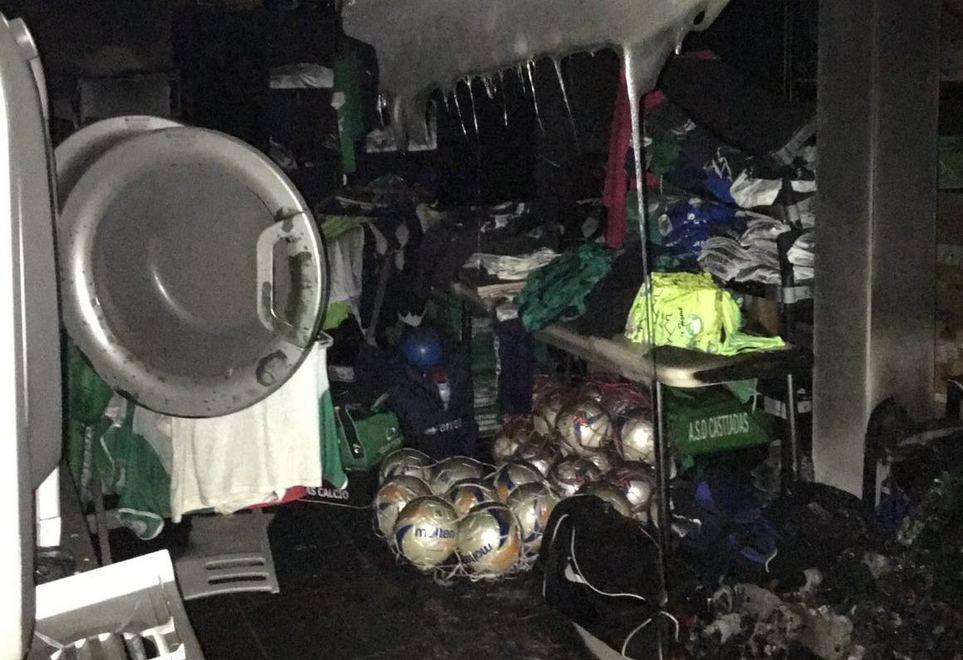 Un incendio riduce in cenere maglie e palloni del Castiadas