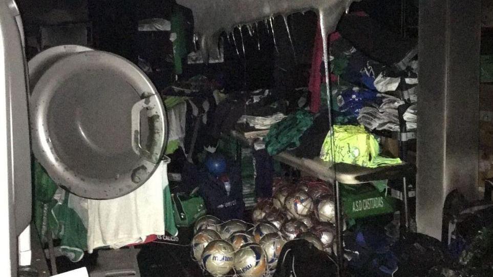 Un incendio riduce in cenere maglie e palloni del Castiadas