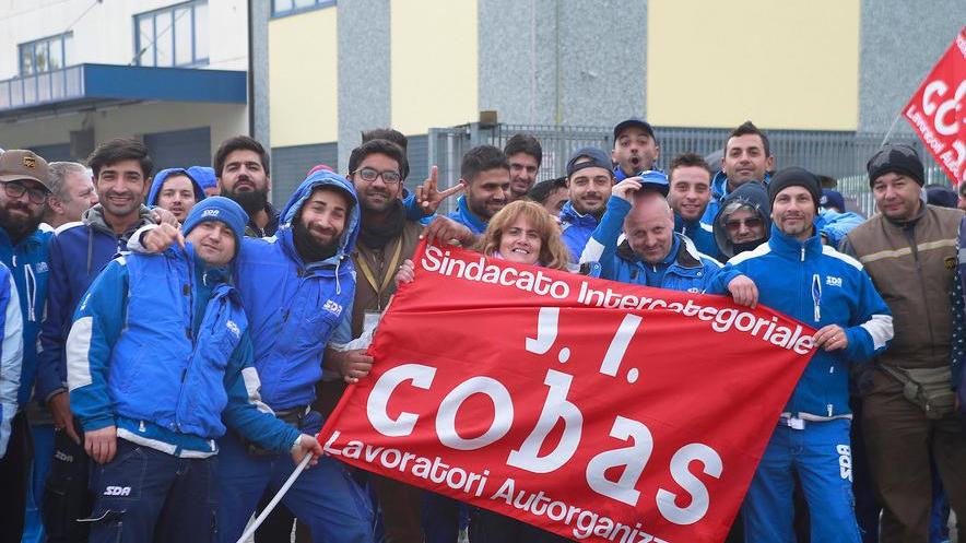 Protesta davanti all’azienda Sda