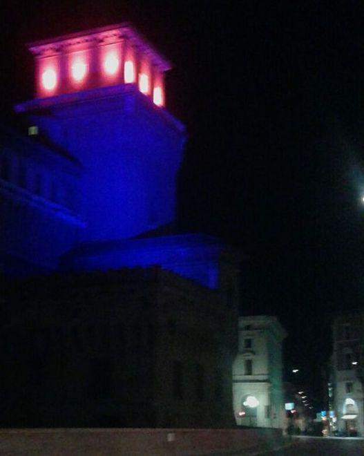 La torre dei Leoni scalpita Luci colorate al castello