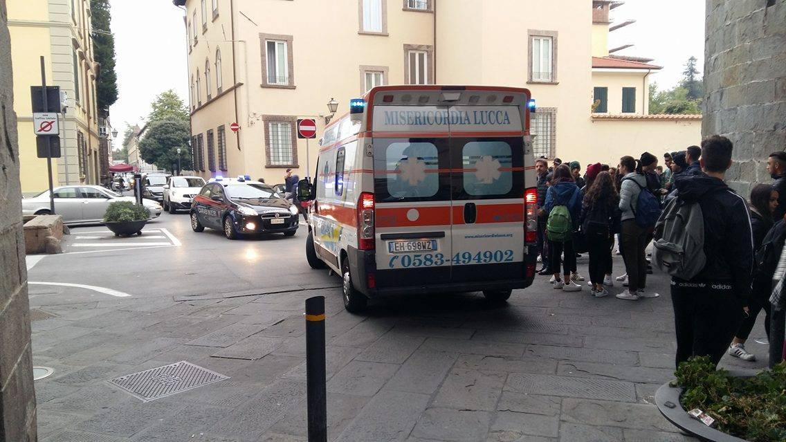 Ragazza cade nel fosso a Porta San Gervasio