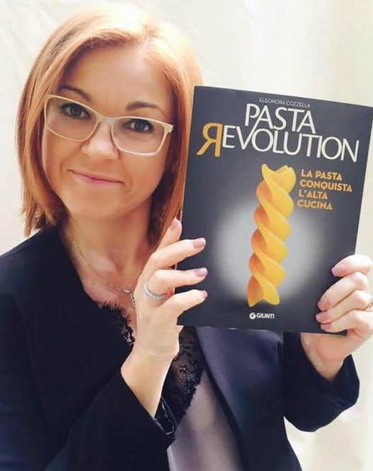 Eleonora Cozzella con il libro "Pasta revolution" edito da Giunti