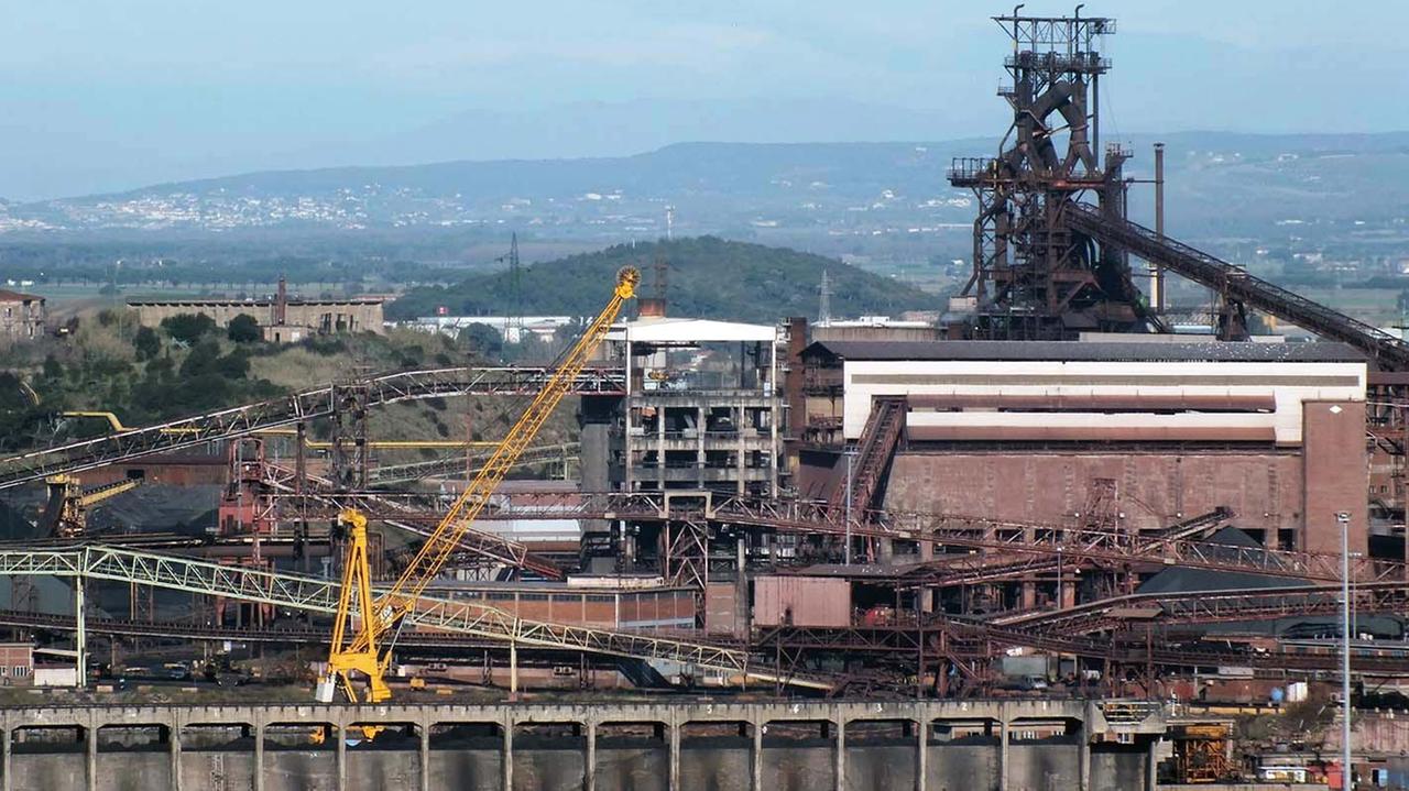 L’area industriale ex Lucchini, destinata a un progetto di completa rivisitazione (foto Paolo BarlettanI)