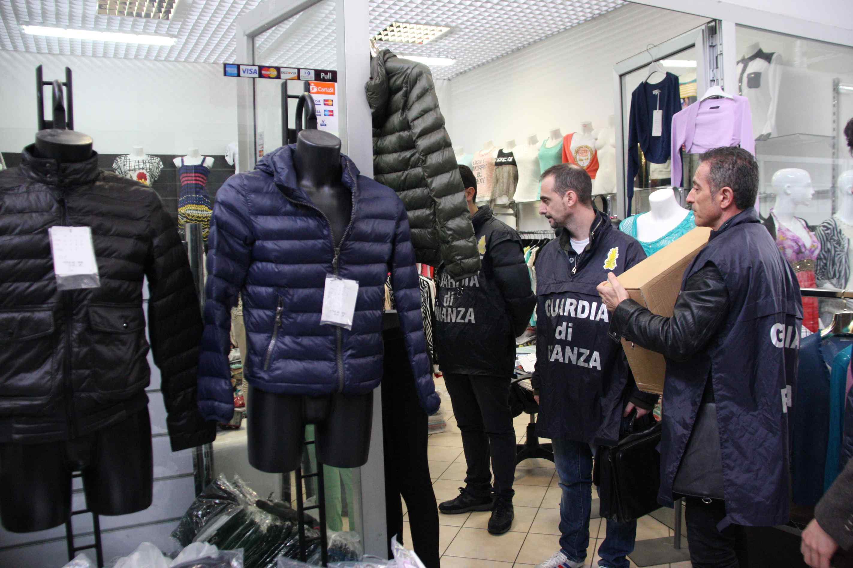 Controlli della Guardia di finanza in una ditta di confezioni cinese (foto d'archivio)