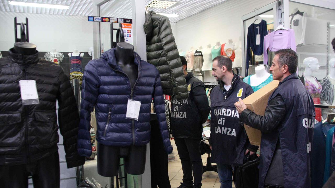 Controlli della Guardia di finanza in una ditta di confezioni cinese (foto d'archivio)