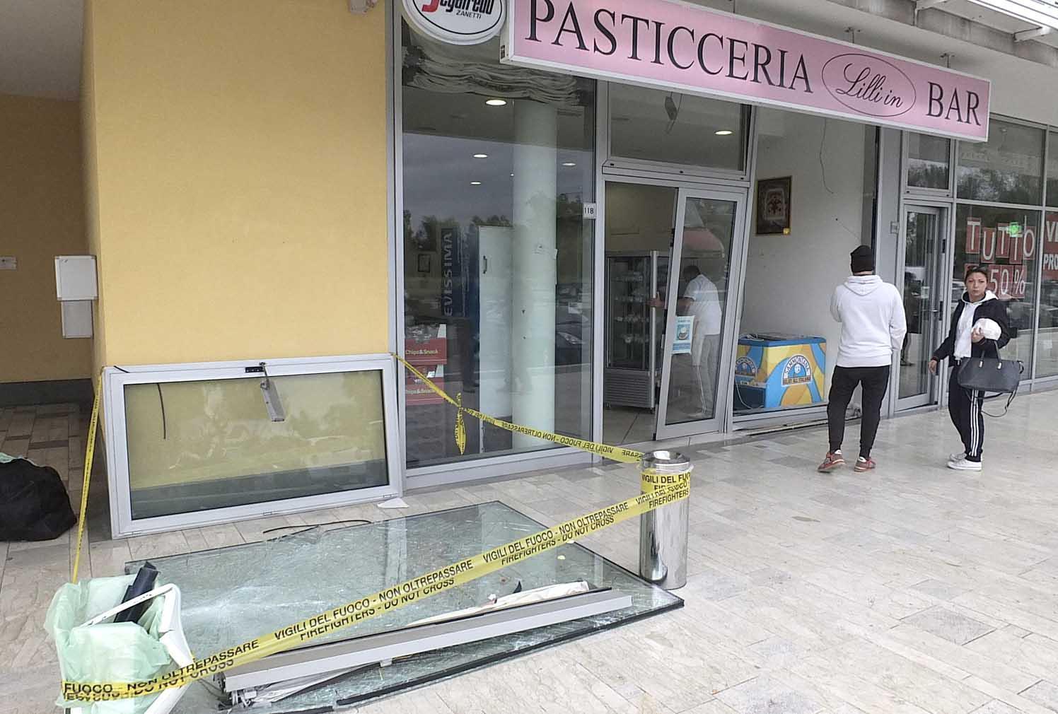 La vetrina rotta dall'auto fuori controllo (Renzullo/Muzzi)