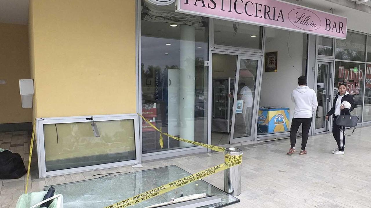 La vetrina rotta dall'auto fuori controllo (Renzullo/Muzzi)