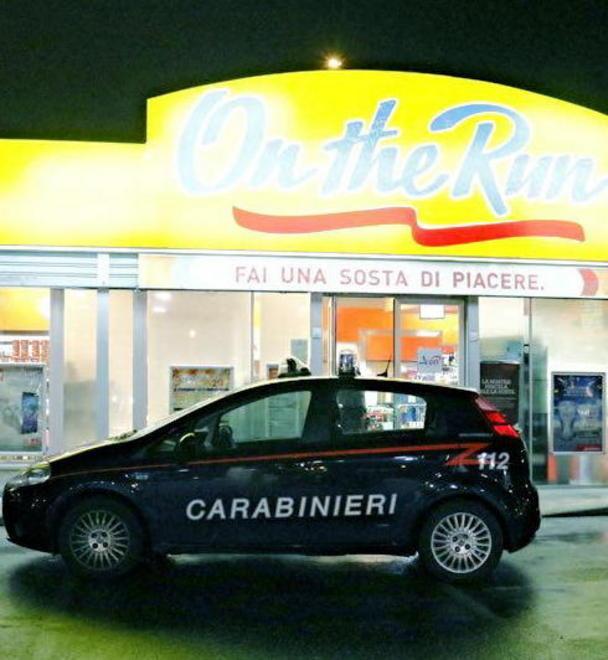 Pistola in pugno rapina il distributore Esso in via del Levante 