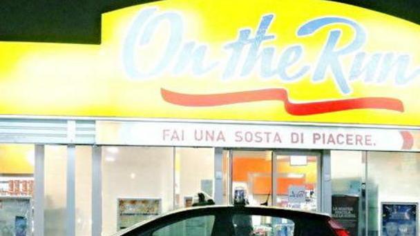 Pistola in pugno rapina il distributore Esso in via del Levante