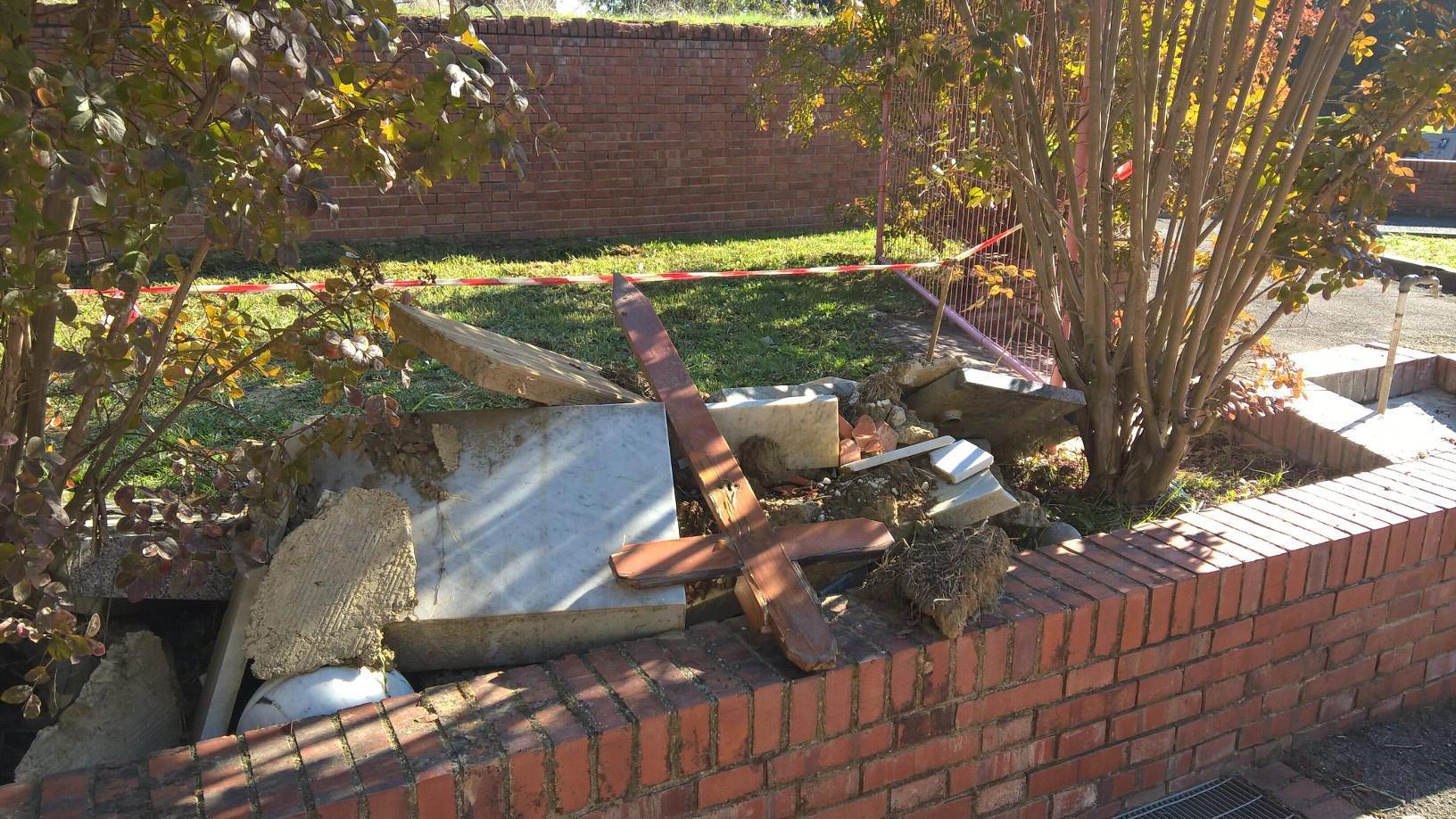 Lapidi e croci abbandonate nel cimitero di Ponte a Elsa 