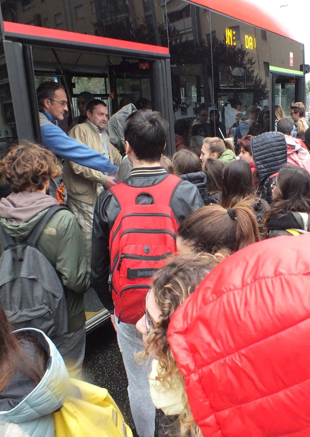 Via della Pace, gli studenti provano a salire sul pullman (foto Pabar)