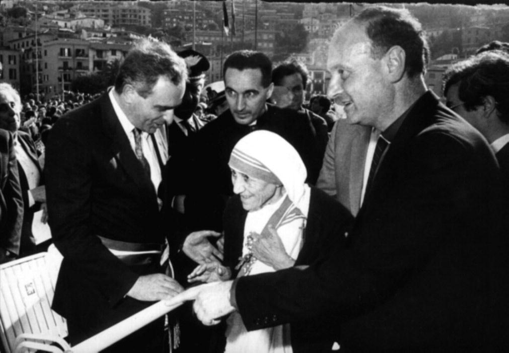 1988: Madre Teresa a Porto Santo Stefano, accolta dall’allora sindaco Hubert Corsi (foto Enzo Russo)