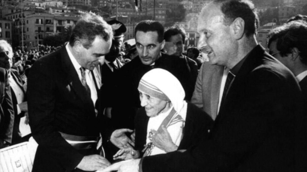 1988: Madre Teresa a Porto Santo Stefano, accolta dall’allora sindaco Hubert Corsi (foto Enzo Russo)