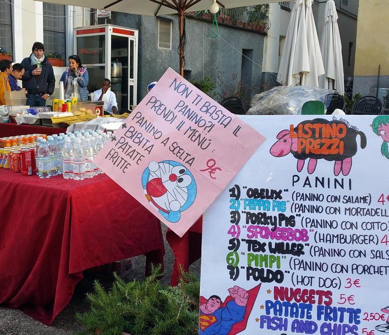 Uno dei temporary store alimentari in piazza San Francesco