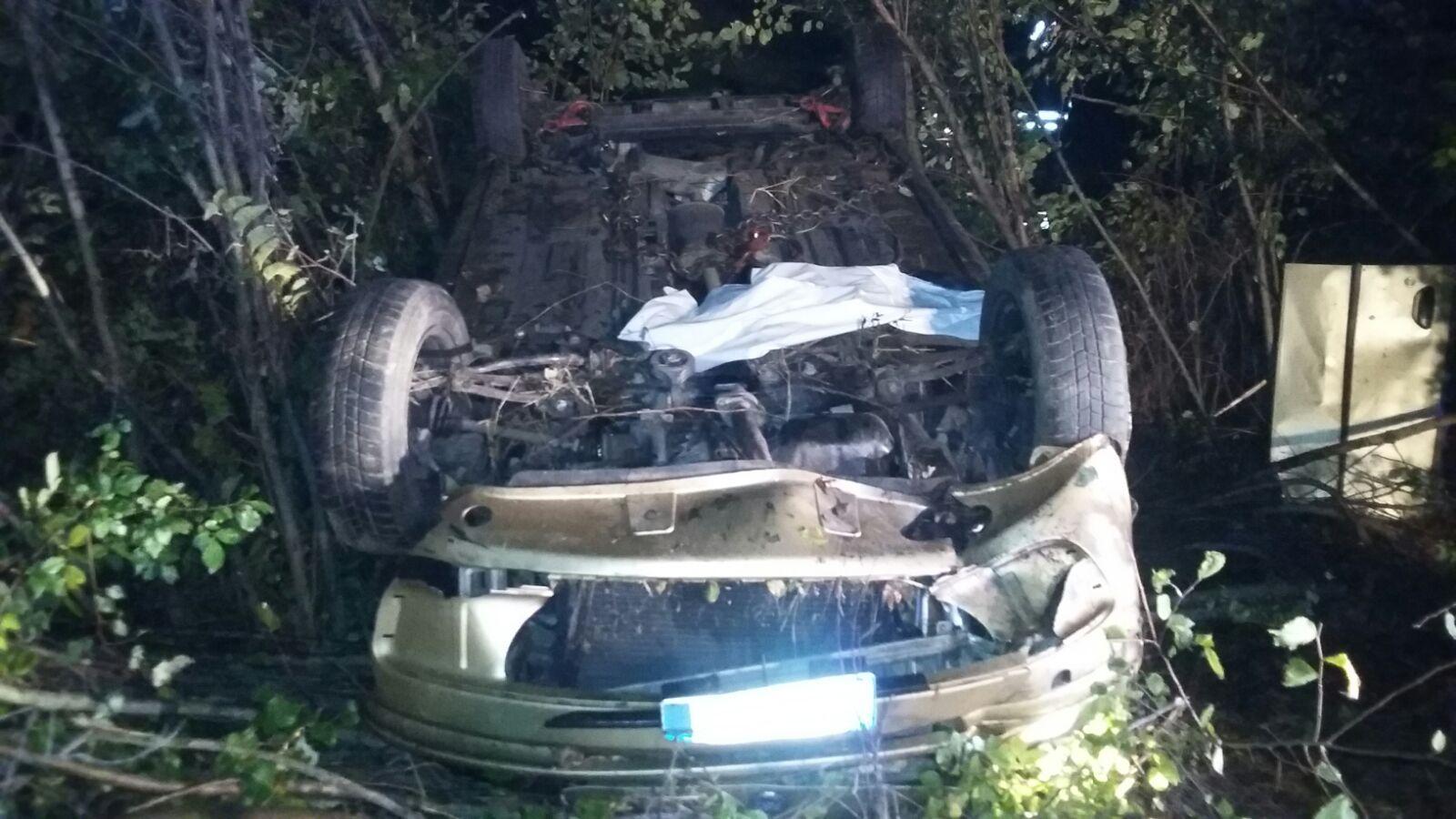 Esce di strada e resta imprigionata nell'auto capovolta