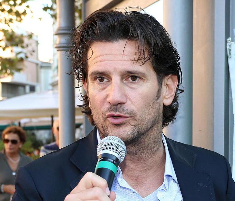 Corsa dei camerieri, sul vassoio ci sarà anche un libro