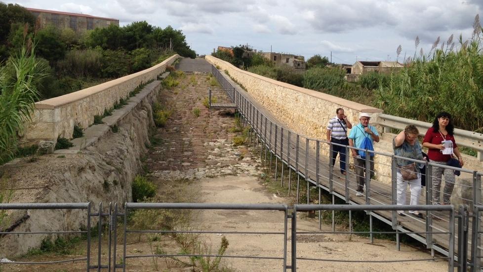 Ponte Romano, incuria e degrado sotto gli occhi di scolari e turisti 