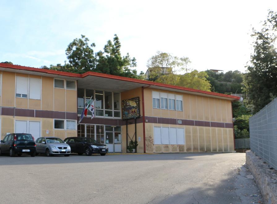 «A scuola c’è l’amianto» scoppia il caso in Consiglio 