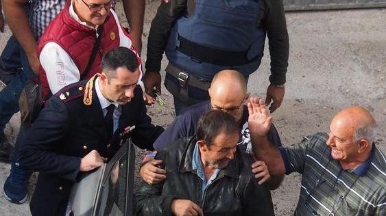 Barricato in casa, convalidato l’arresto