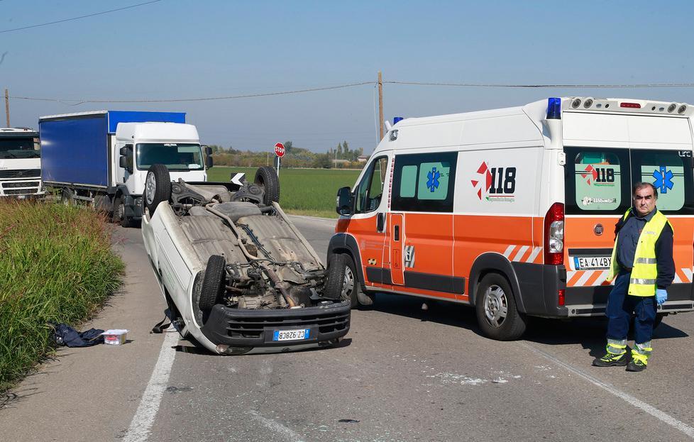 Auto si rovescia in strada Cucchiara