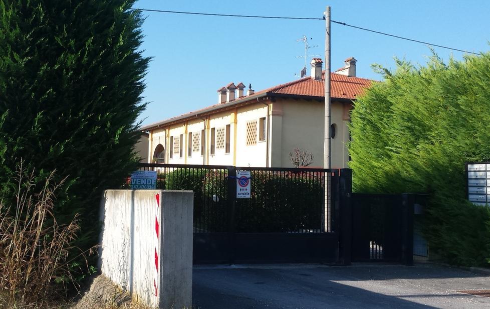 Razzia nei garage e macchine danneggiate 