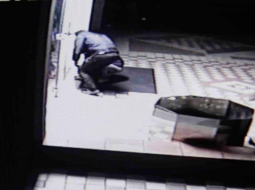 Spaccata con tombino e uffici a soqquadro 