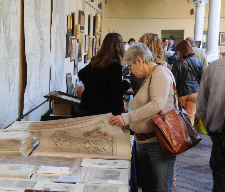 La magia della carta nella mostra mercato alla biblioteca Agorà