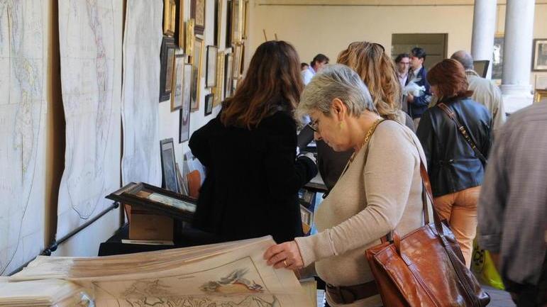 La magia della carta nella mostra mercato alla biblioteca Agorà