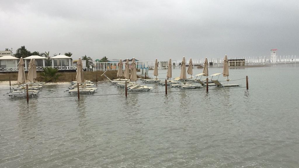 La spiaggia del Poetto sommersa dalla mareggiata