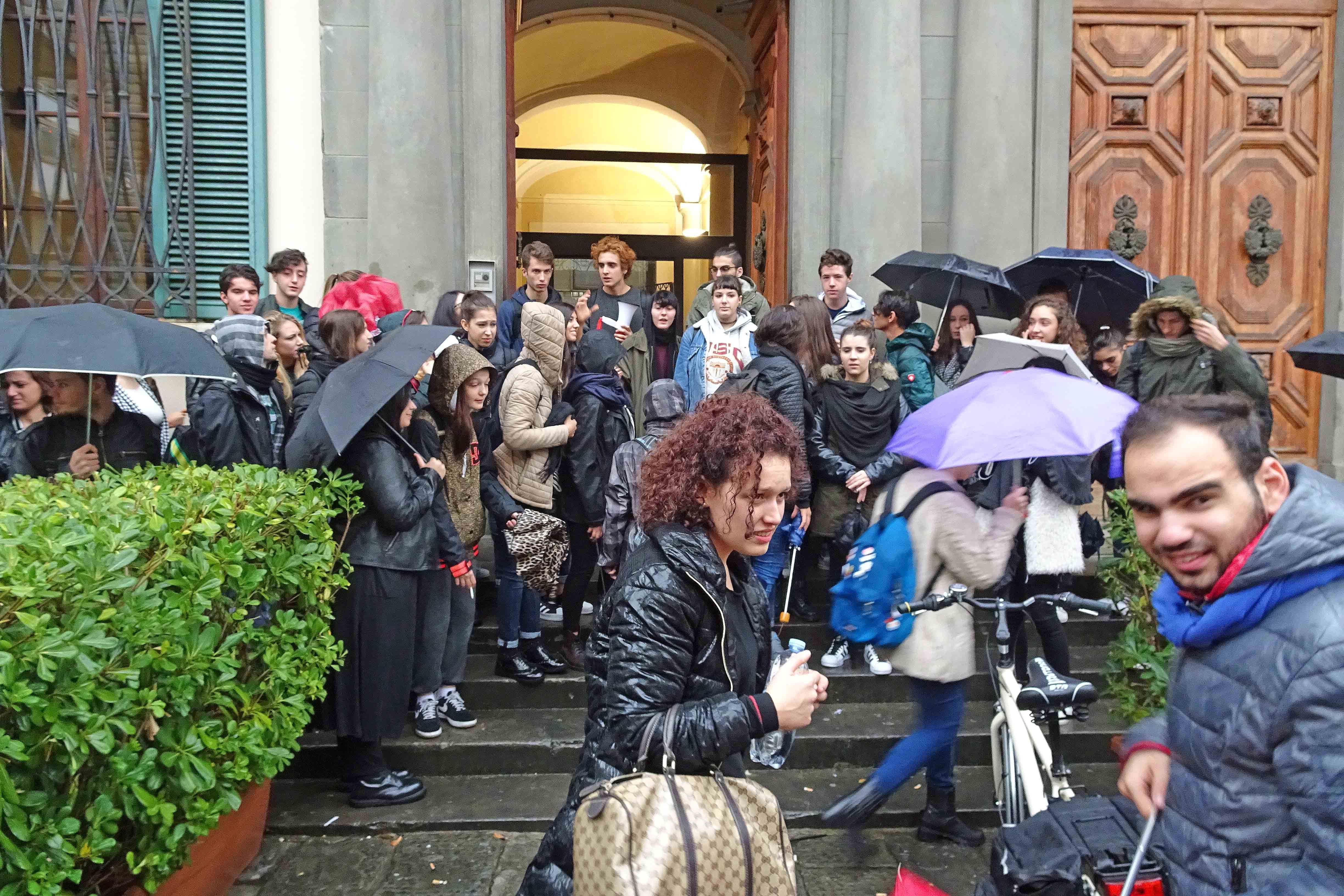 Gli studenti del Petrocchi davanti alla sede della Provincia di Pistoia (Foto Lorenzo Gori)