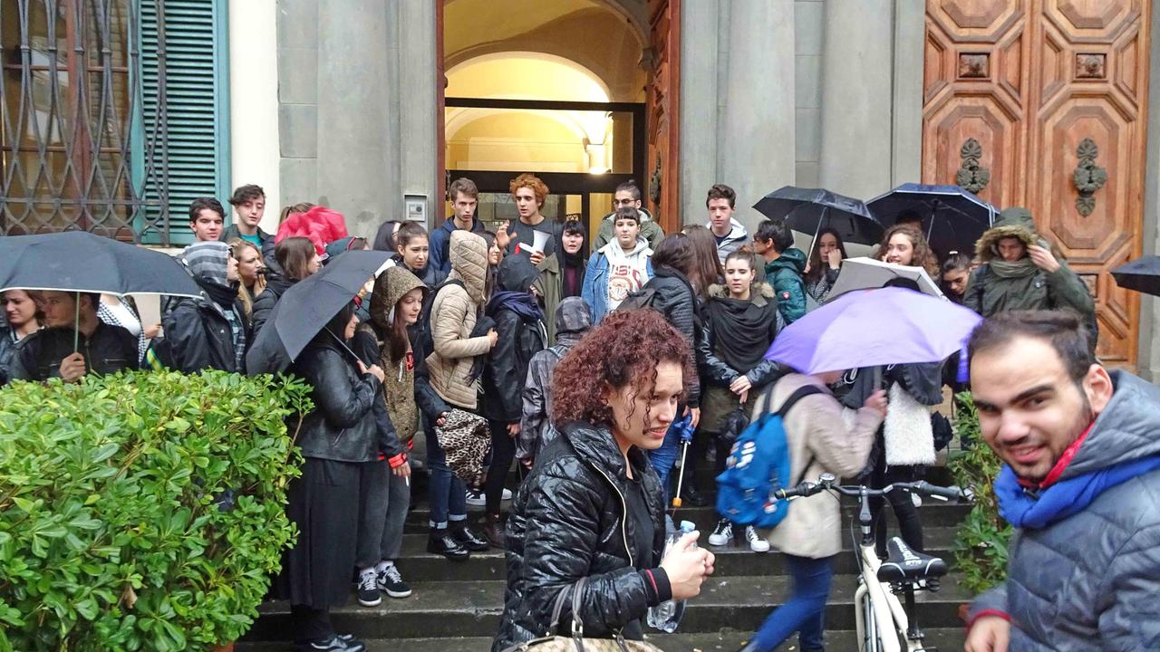 Gli studenti del Petrocchi davanti alla sede della Provincia di Pistoia (Foto Lorenzo Gori)
