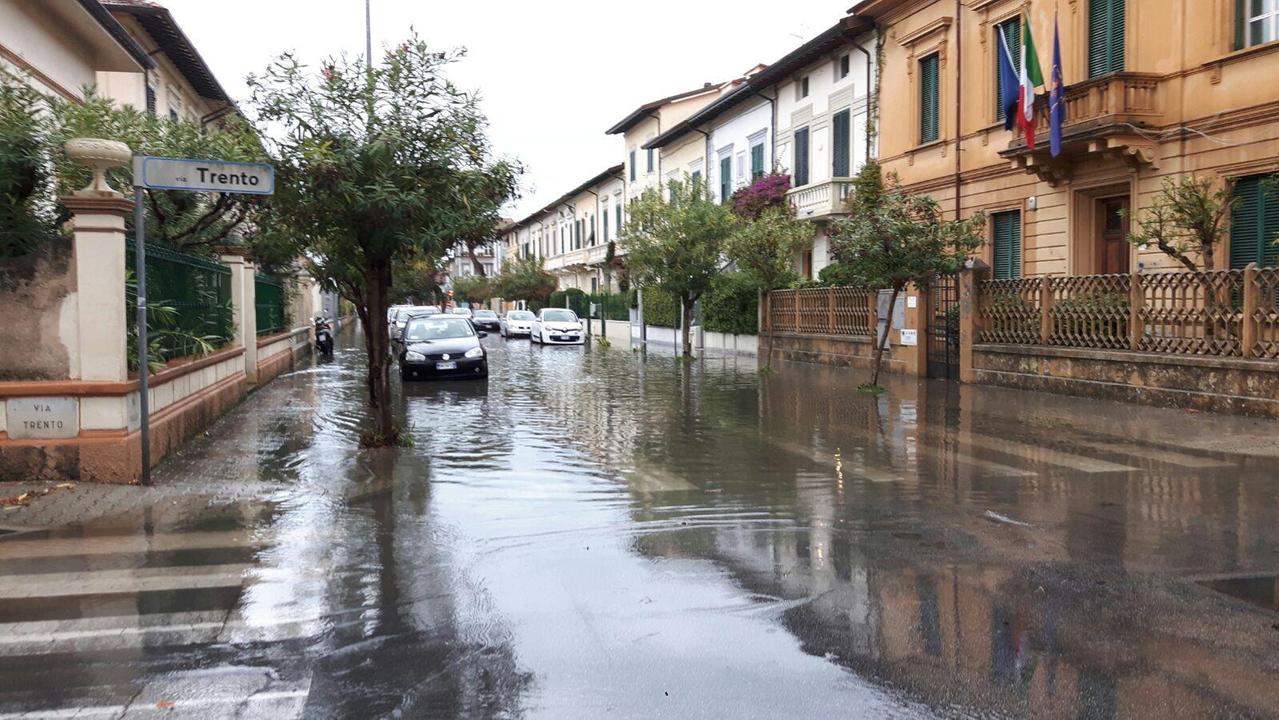 Strade allagate nel quartiere Darsena a Viareggio