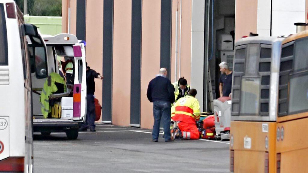 I soccorsi della Svs al deposito Ctt in via del Levante (Marzi/Pentafoto)