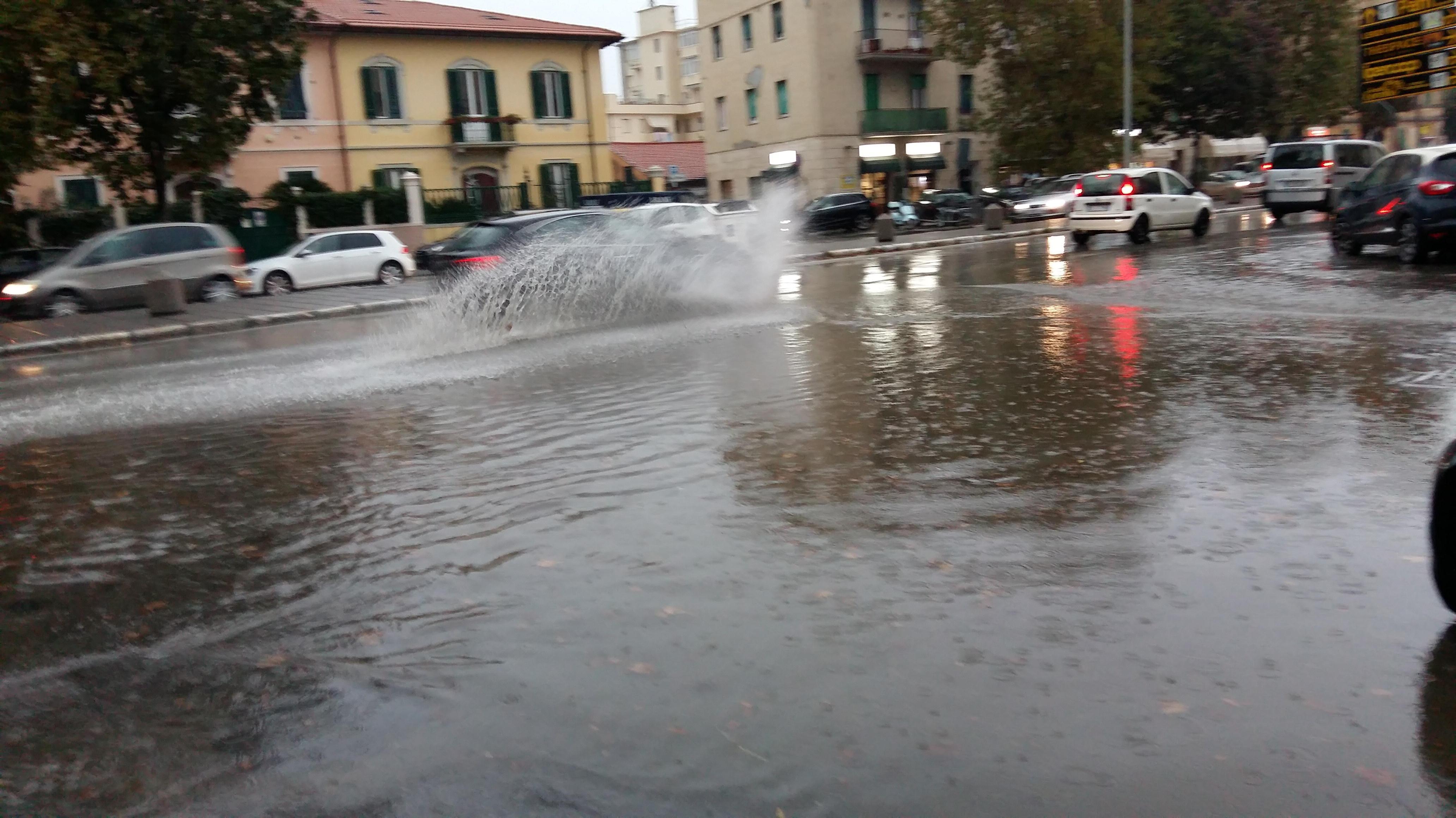 Maltempo: l'acqua è arrivata ad un metro di altezza in via Firenze, cadono massi a Calafuria - Video 