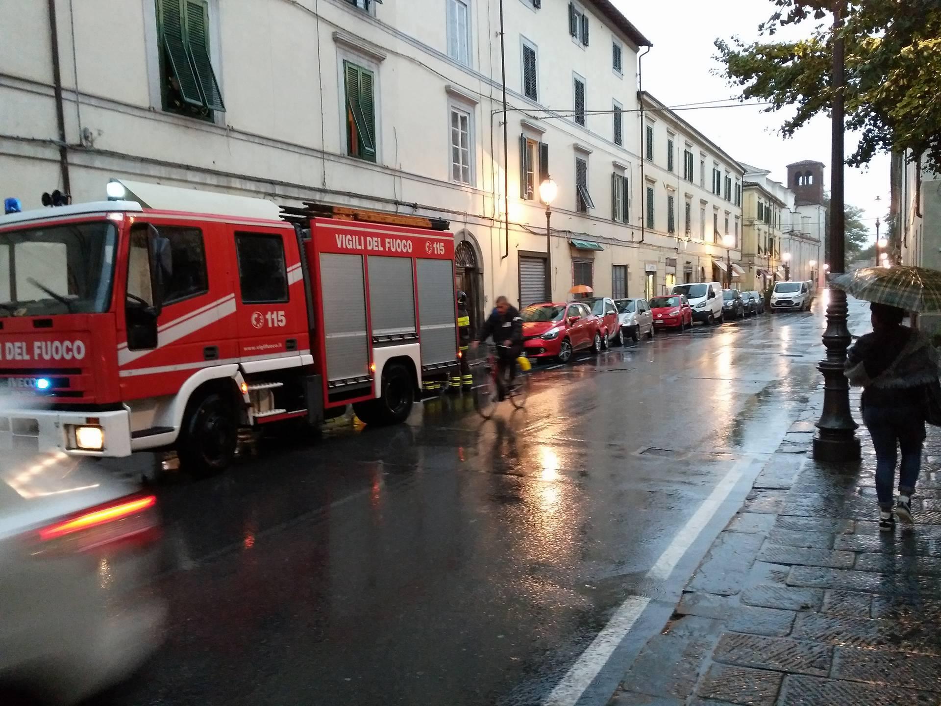 L'intervento dei vigili del fuoco in via Elisa a Lucca 