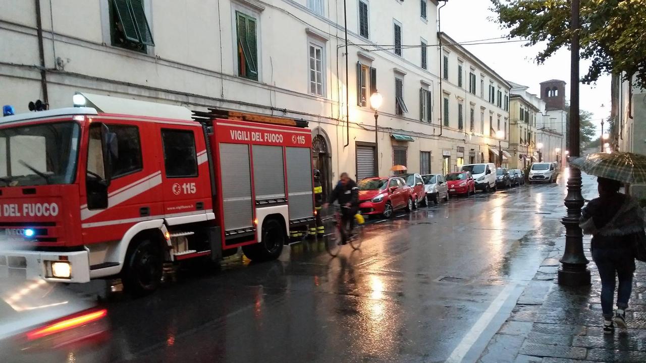 L'intervento dei vigili del fuoco in via Elisa a Lucca