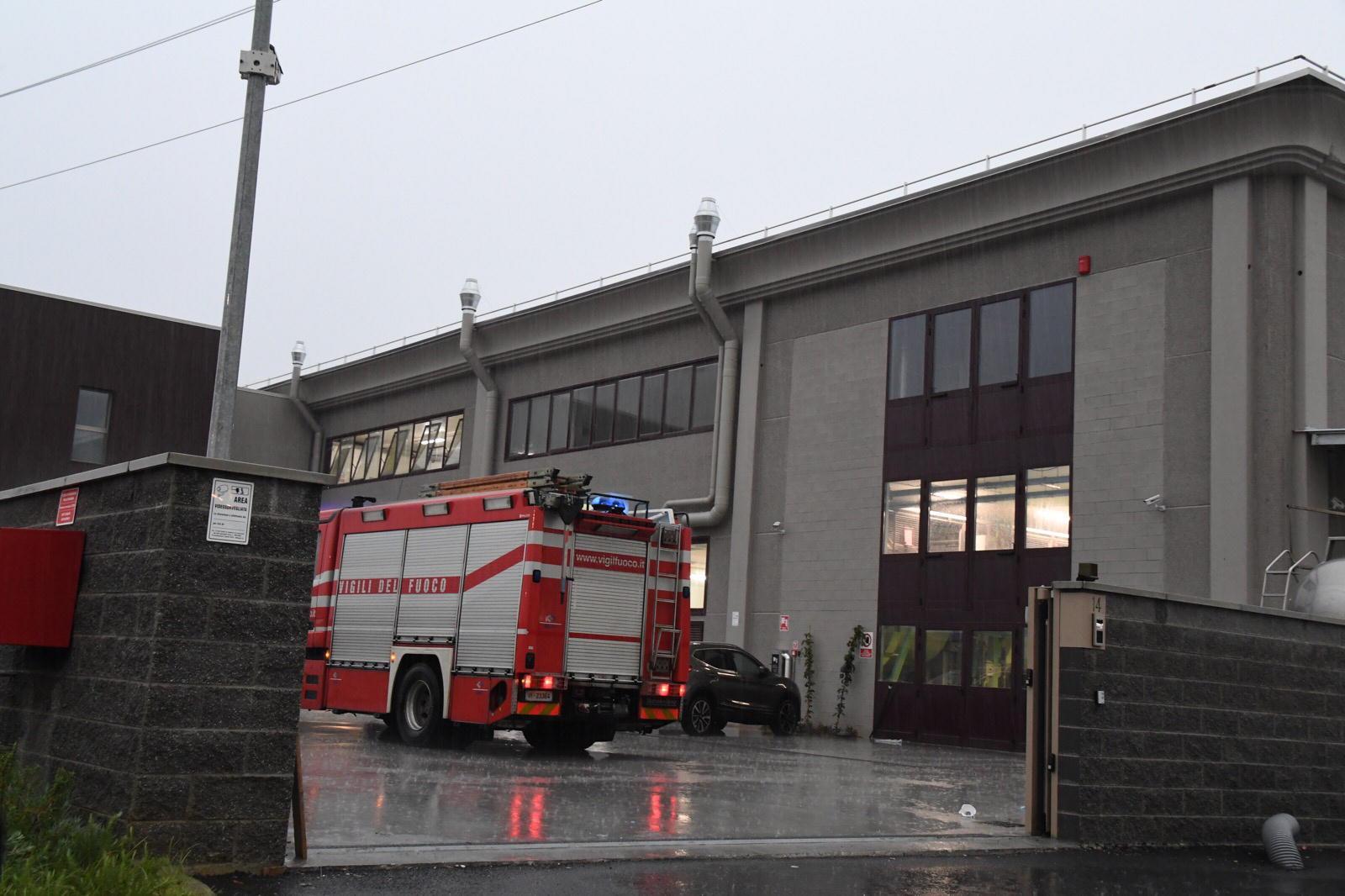 I vigili del fuoco all'interno della conceria in cui si è verificato lo sversamento (foto Franco Silvi)