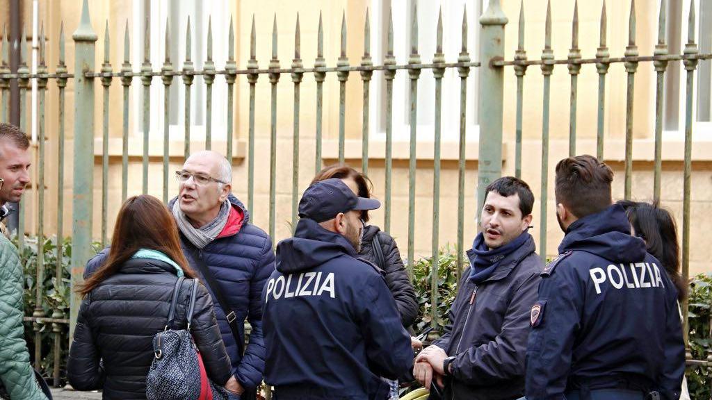 Abuso su un bimbo all'asilo, la maestra sospesa chiede il risarcimento danni