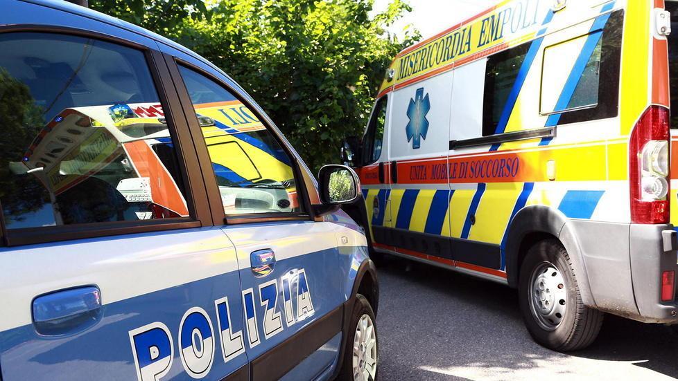 Un intervento della polizia e dell’ambulanza (foto d’archivio)