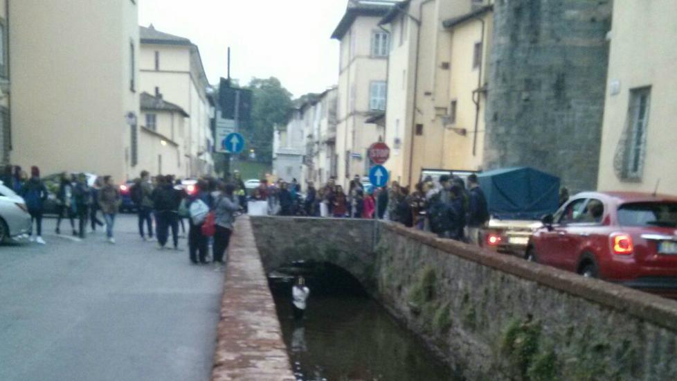 La giovane all'interno del fosso