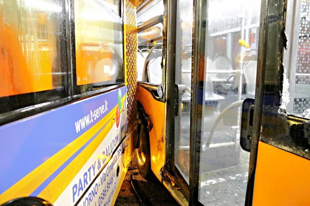 Lo scontro tra i due bus (Pentafoto)