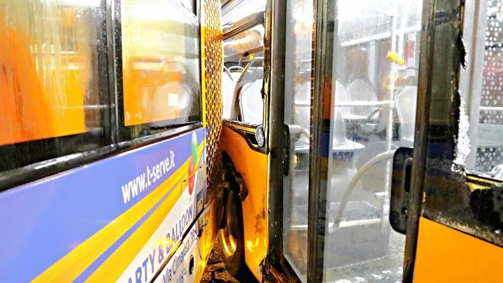 Lo scontro tra i due bus (Pentafoto)