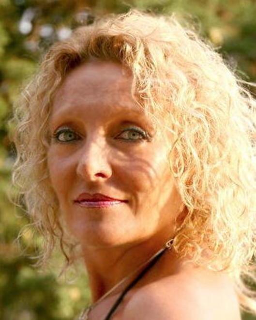Cantante di 58 anni muore per una malattia 