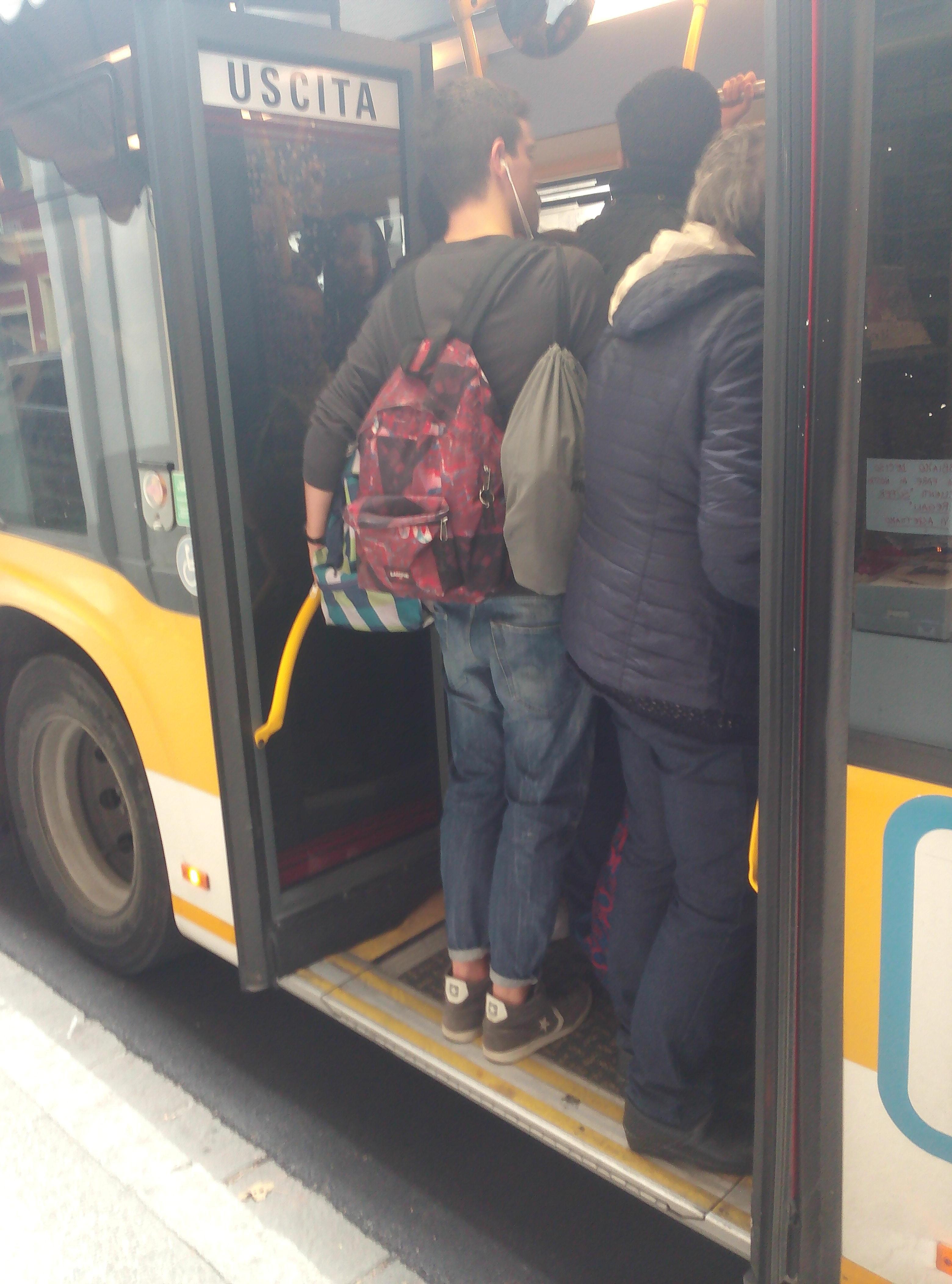 Un bus della Cap pieno di viaggiatori (foto Fabio Rossi)