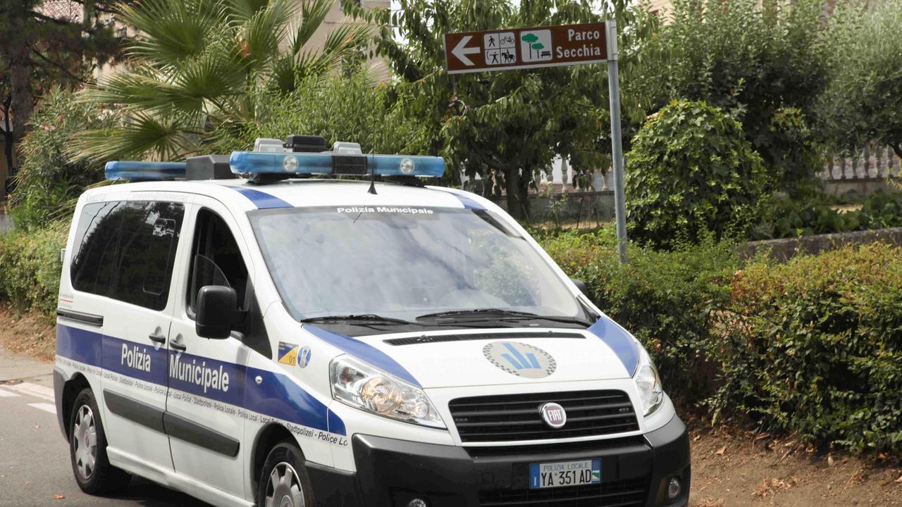 Fa cadere il vicino di casa e fugge senza soccorrerlo