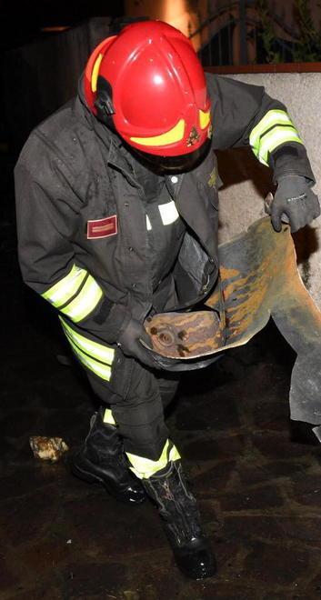 Camper esplode tra le case per una bombola di gas 