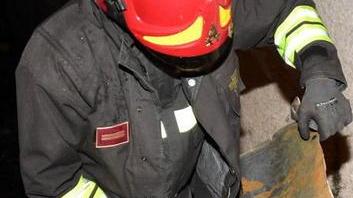 Camper esplode tra le case per una bombola di gas