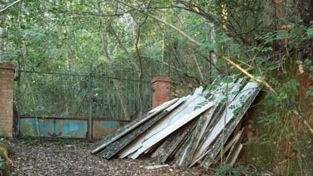 Degrado e rifiuti sparsi nei pressi delle Grotte