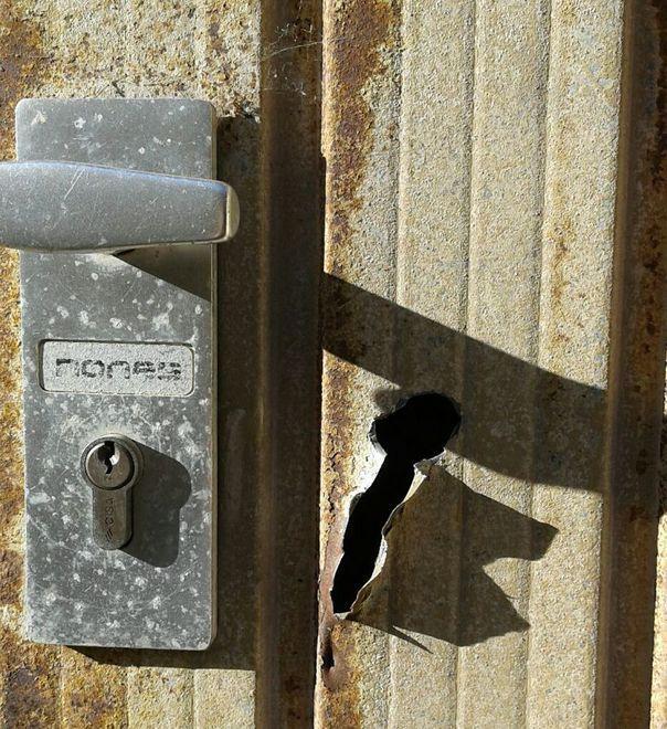 Due buchi per sbirciare dentro ai box